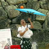 傘まわし曲芸画像