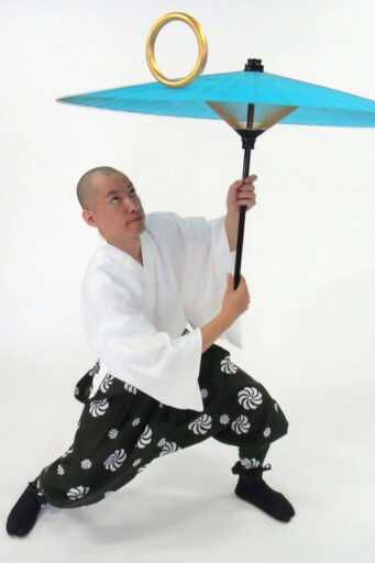 傘まわし曲芸画像